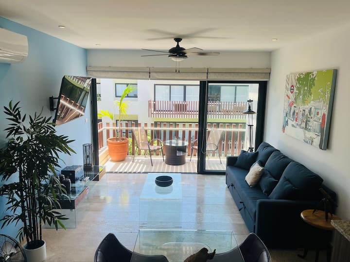 Open Plan Living: Tazama eneo la kuishi na roshani