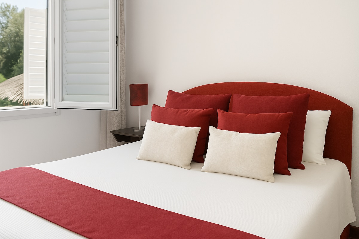 Quarto confortável com cama de casal e luz natural.