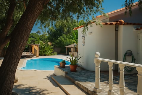 BForest House · Sunny Nature Retreat with Pool