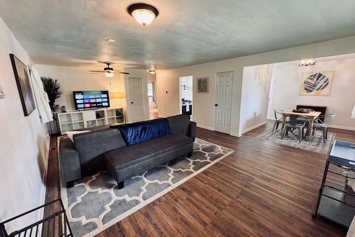 Seeker Stays | Restful Ranch | Large 2br + Office - St. Louis, MO