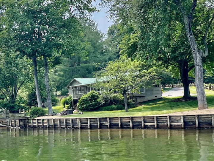 Pretty Point on Lake Hickory Houses for Rent in Hickory, North