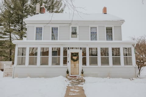 Winter fun near ski hills, new sauna, king bed