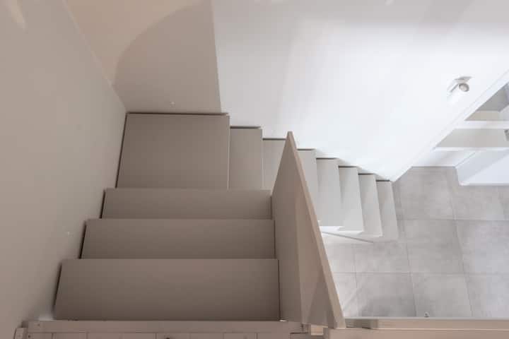 Ngazi za mbao za kupanda kwenye eneo la kulala 