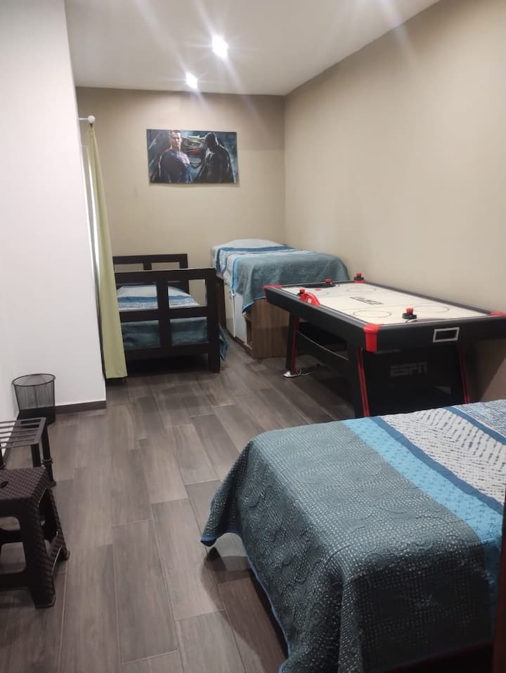 Vue depuis l'entrée de la chambre. 