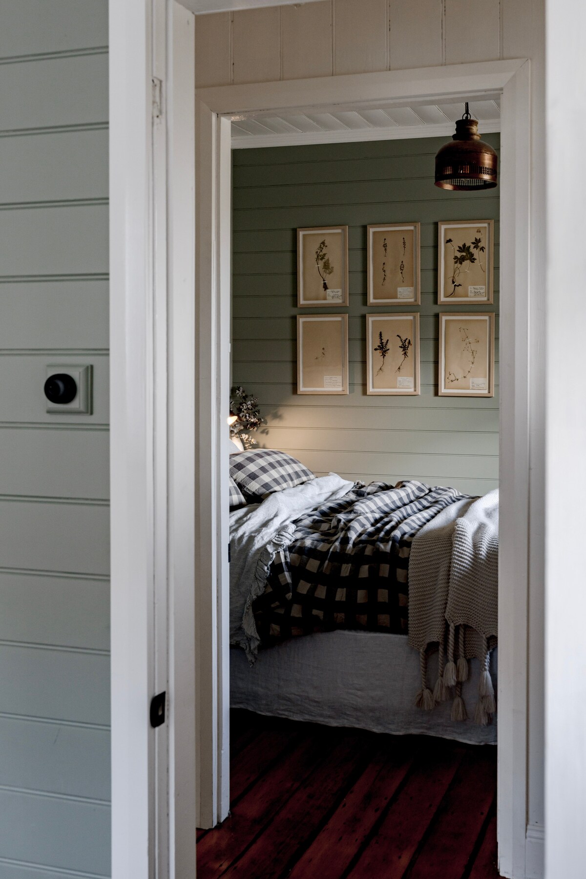 This room is so calming with the lovely wall of vintage botanicals. It has a single window which allows for a very dark room when the blockout blinds are lowered