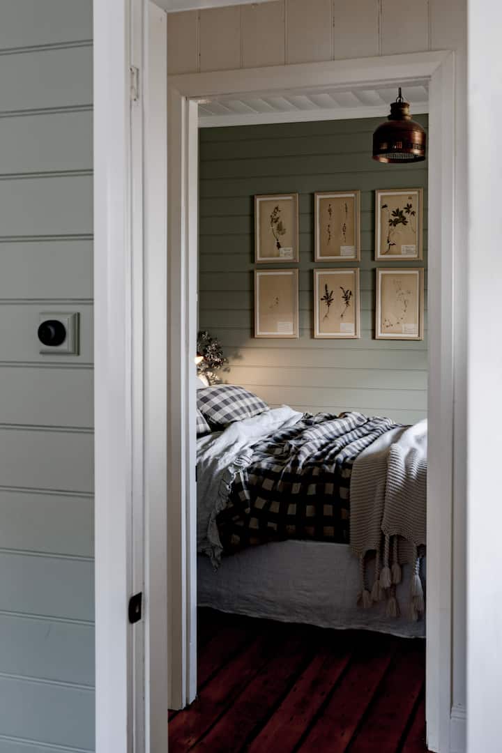 This room is so calming with the lovely wall of vintage botanicals. It has a single window which allows for a very dark room when the blockout blinds are lowered