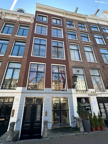 Canal view Keizersgracht – 17th century town house