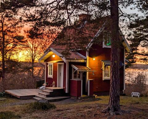 Cozy little house, lake view and forest plot, Värmdö