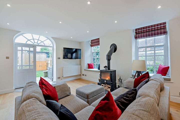 Dog Friendly Cottage With Hot Tub - Vine Cottage - Chipping Norton