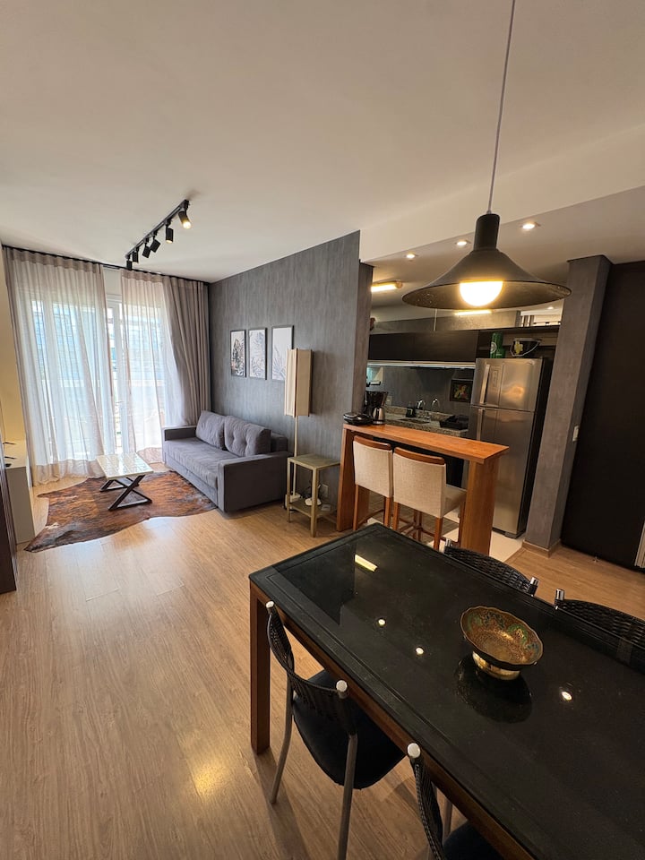 Loft modern dhe komod me dhomë ndenjjeje të integruar dhe kuzhinë të plotë

* foto janar 2026*