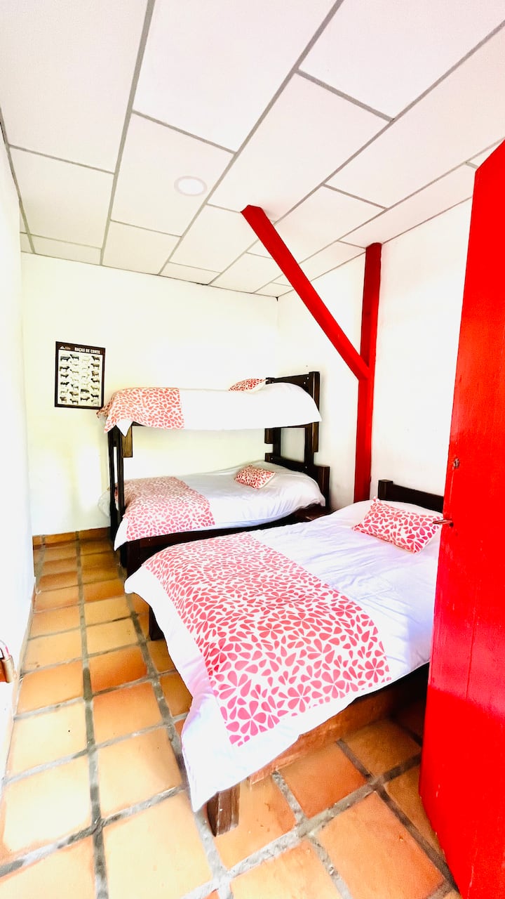 Dhoma 4: 2 2 2 krevate dopio 1 tek, kati i parë