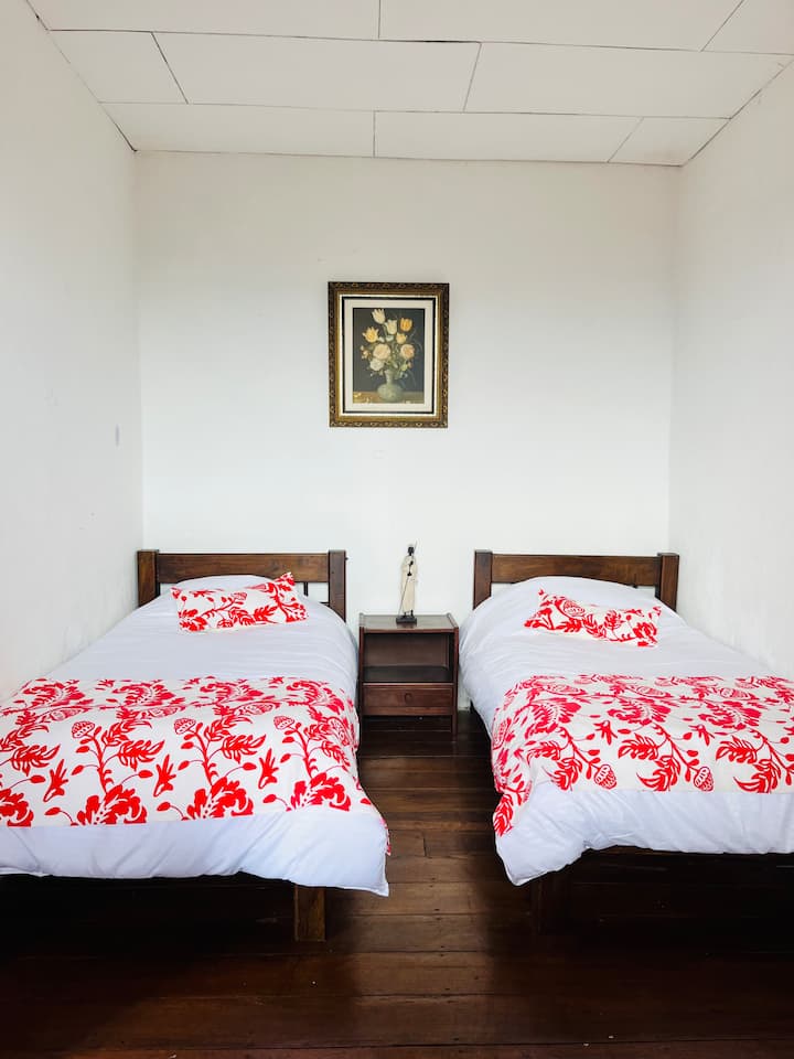 Dhoma 2: 2 krevate tek