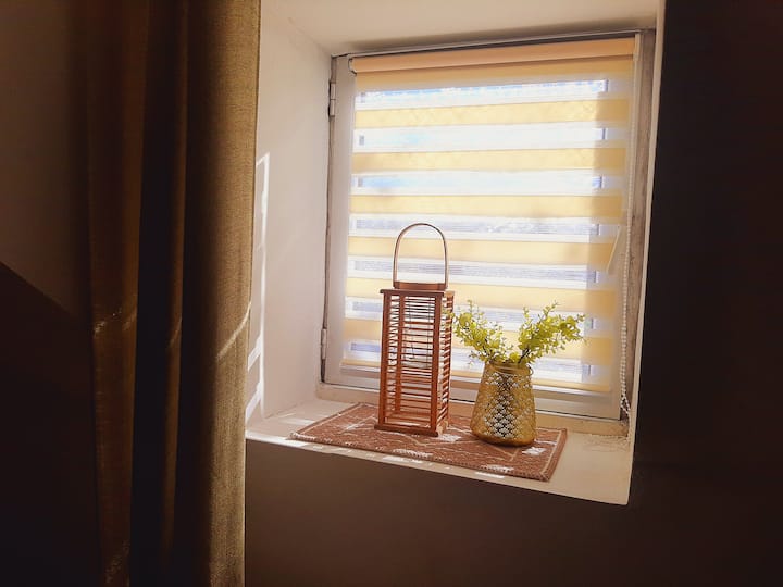 Prozor u spavaćoj sobi s pogledom na lipu