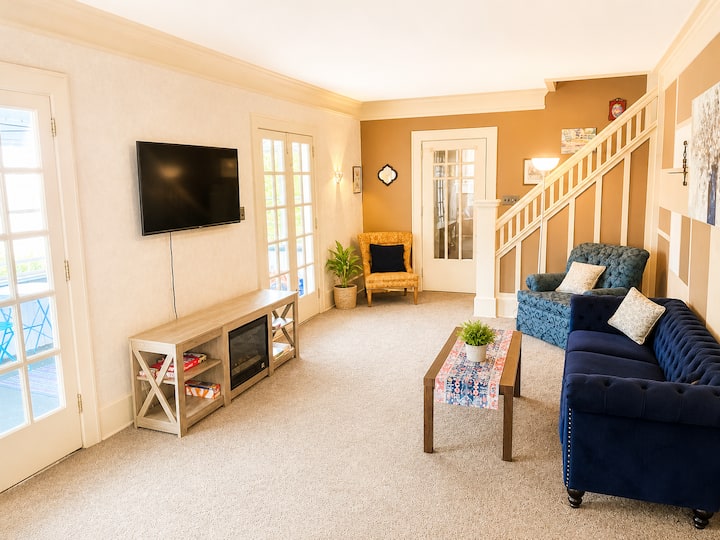 Cozy 4br Family Home Sleeps 10, Great Location - Akron, OH