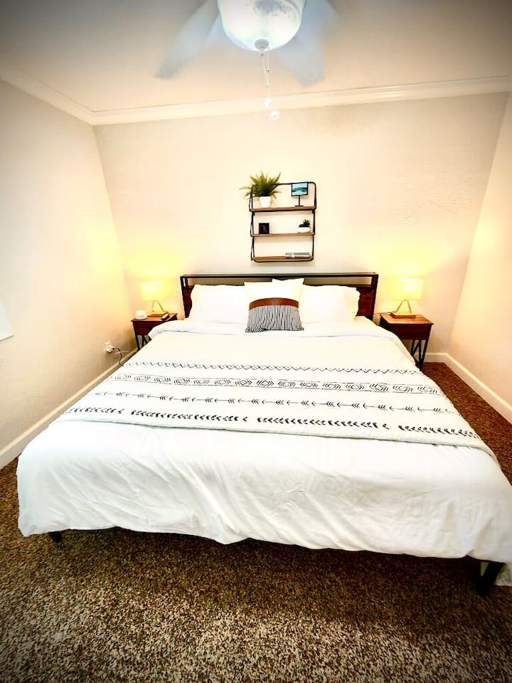 เตียงคิงไซส์ที่สะดวกสบายทีวีเครื่องเสียงรบกวนโคมไฟข้างเตียงแบบสัมผัสพร้อมที่ชาร์จโทรศัพท์ 