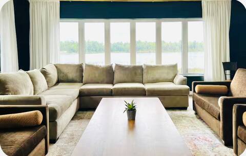 Lakefront Resort! 10xMaster Bedrooms!
Sleeps 30!