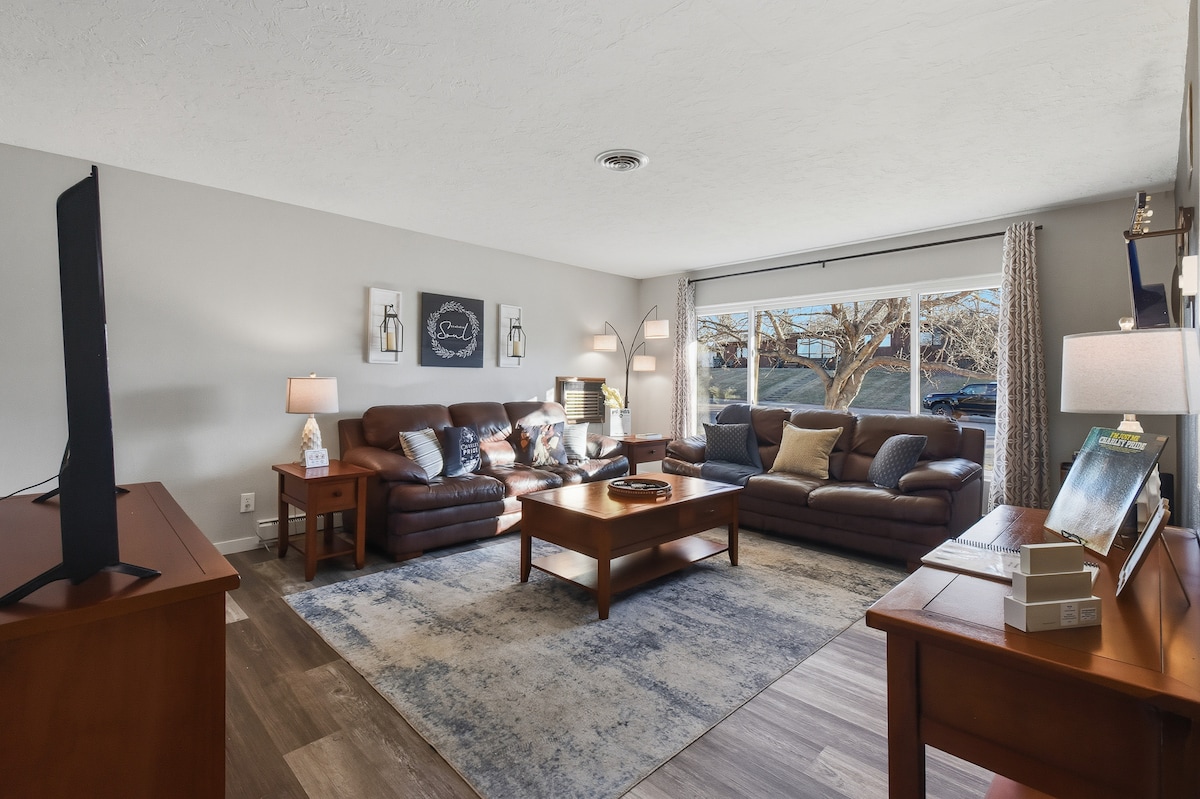 Top performing Airbnb: Charley Pride Place • Hot Tub • Family Retreat in Great Falls