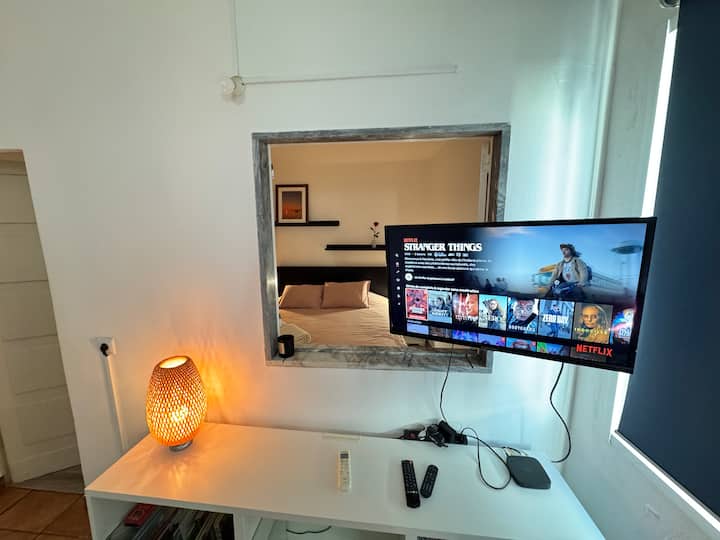 Televízor so všetkými televíznymi kanálmi, ktorý je možné premiestniť medzi spálňou a obývacou izbou.