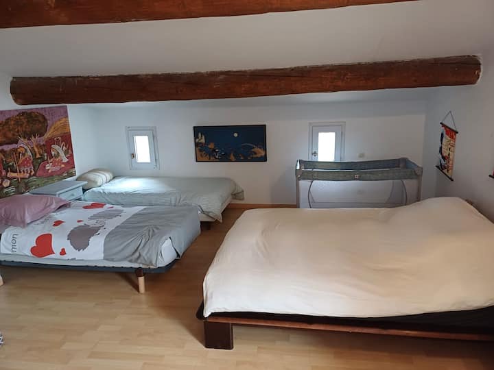 Quarto 5
Cama de casal + 2 camas de solteiro