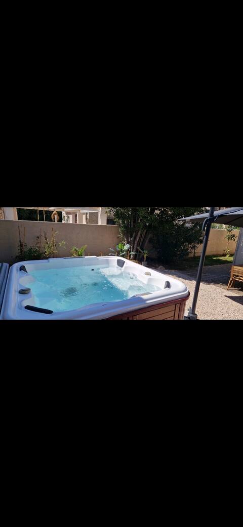 Comfortable House, Garden with Jacuzzi & Parking