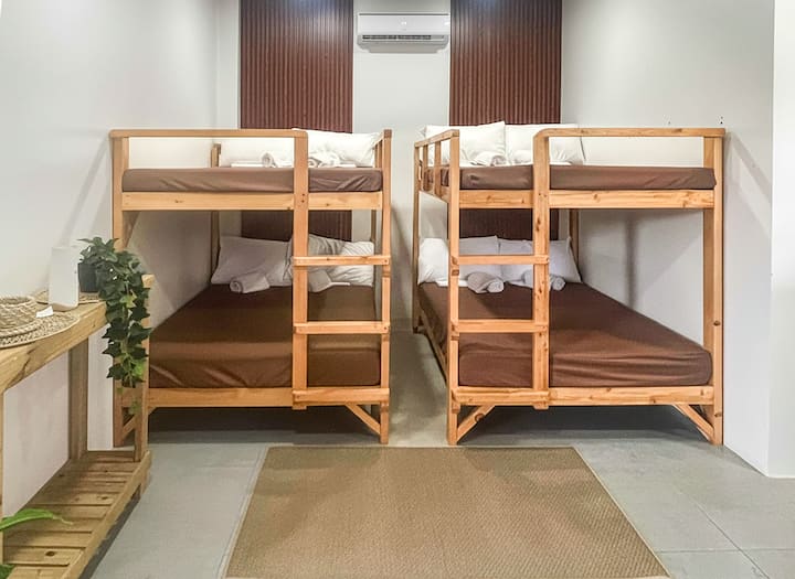 "Kom samen en creëer dierbare herinneringen in onze ruime familiekamer. Je ideale verblijfplaats wacht op je! ‍‍‍✨ #FamilyTime #StaycationBliss"