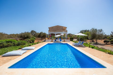 Sun Oasis with Large Pool & Bookable Breakfast