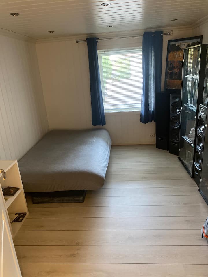 Ovo je spavaća soba 2, koja se koristi kad ima više od3 gosta. Soba se nalazi u glavnoj kući, preko puta hodnika za kupaonicu.