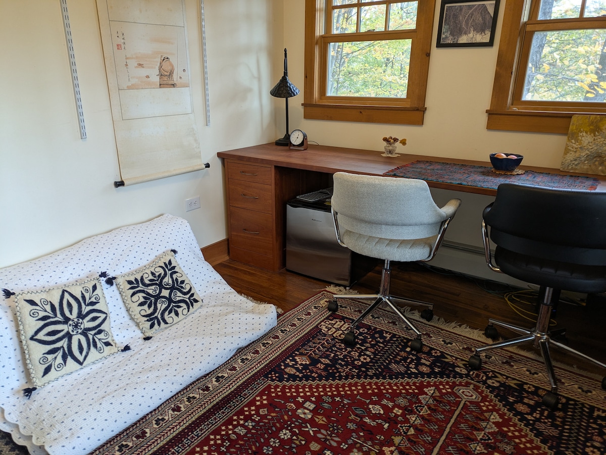 Единечен футон (се отвора) на подот и тепихот во работната соба. Соодветно за помлади луѓе (не за луѓе на постара возраст).
 
Има мал фрижидер под бирото. 