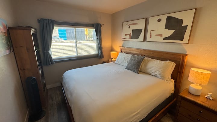 Cama tamaño king con colchón con la parte superior acolchada Serta Beauty Rest.  