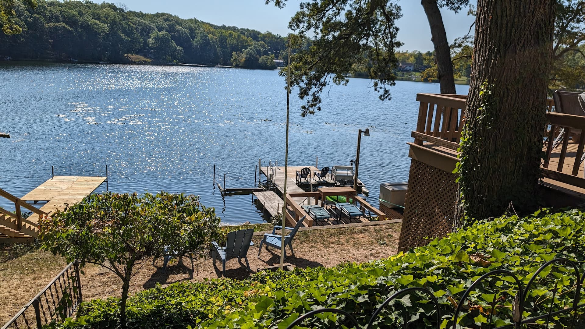 Tranquil lakeside retreat