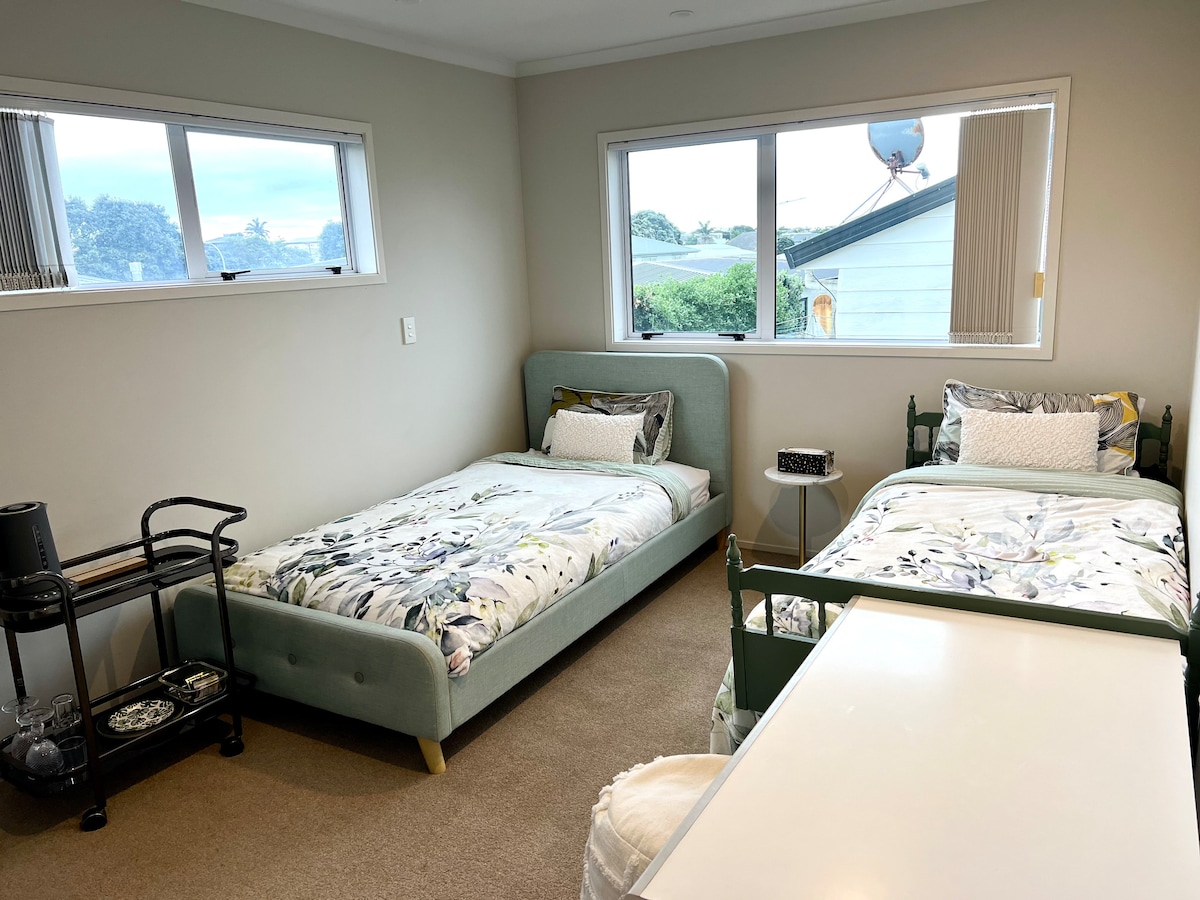 เตียงเดี่ยวขนาดคิงไซส์ 1 เตียงเตียงเดี่ยว 1 เตียงโต๊ะออตโตมันตู้เสื้อผ้าบิวท์อินคู่ขนาดใหญ่ 