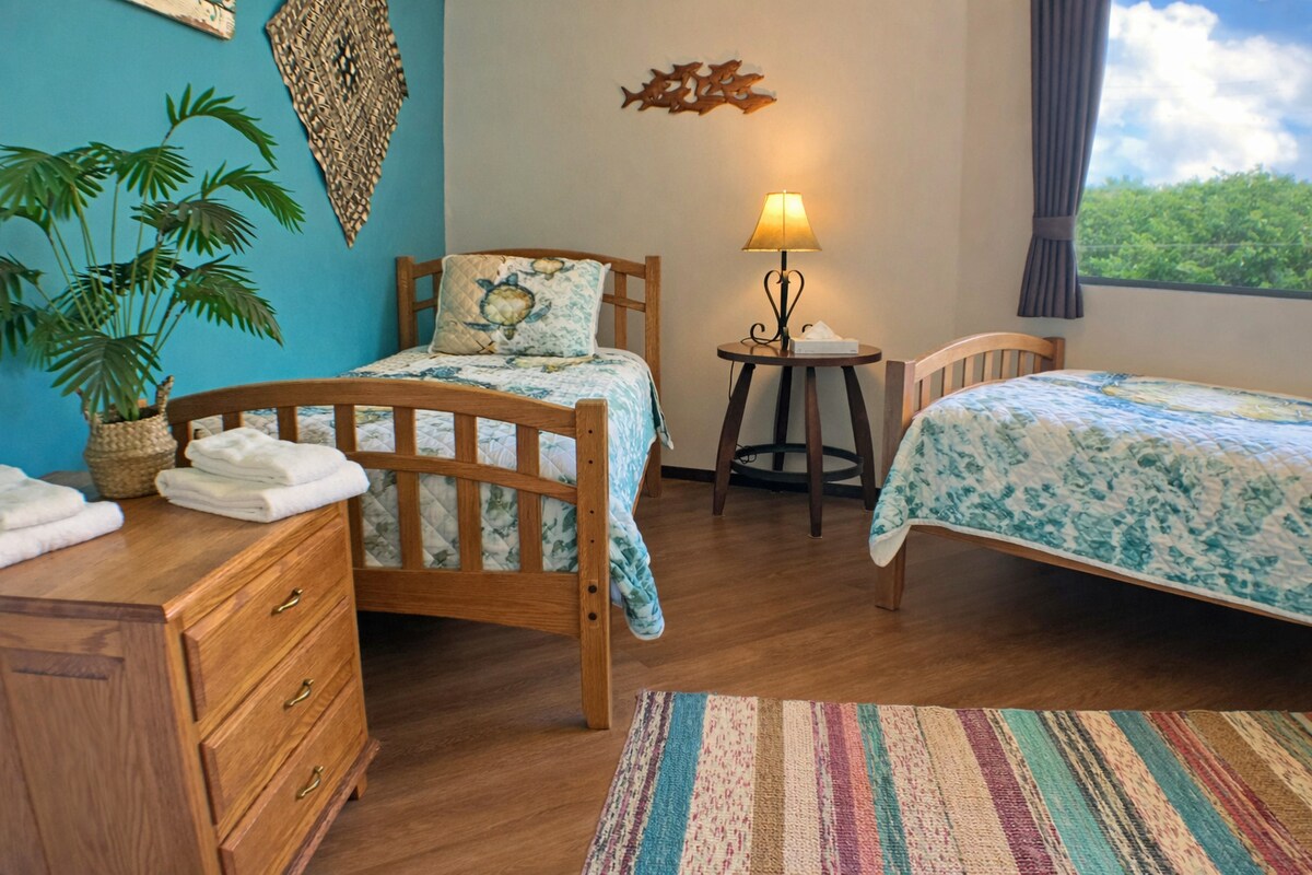 ლურჯ ოთახში არის ორი ერთადგილიანი საწოლი, რომლებიც შესაფერისია როგორც ბავშვებისთვის, ისე მოზრდილებისთვის.