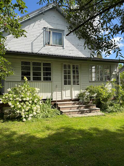 Cute and comfy old boho house, lovely garden.
