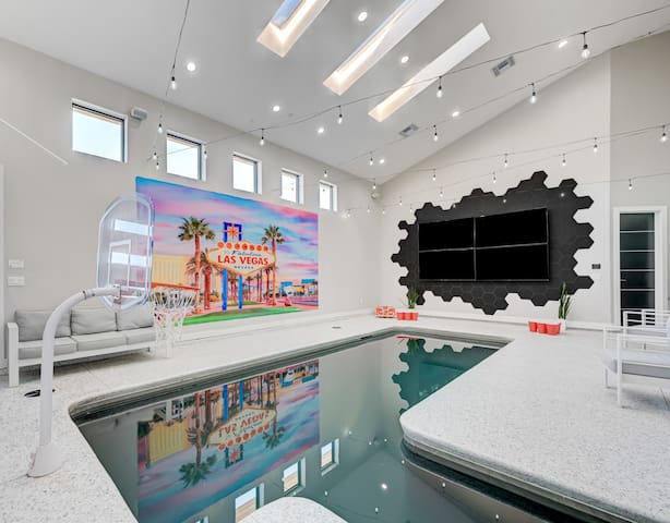4400 sq ft/Luxurious Indoor Pool/Game Room/11bd