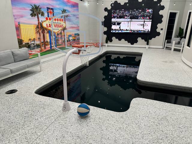 10bd/Luxurious Indoor Pool/Game Room/130”TV Wall