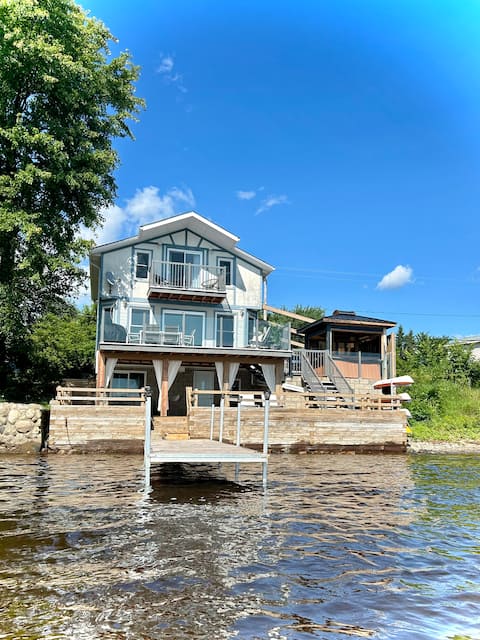 Waterfront Vacation Cottage- Beach, Hot Tub, Kayak