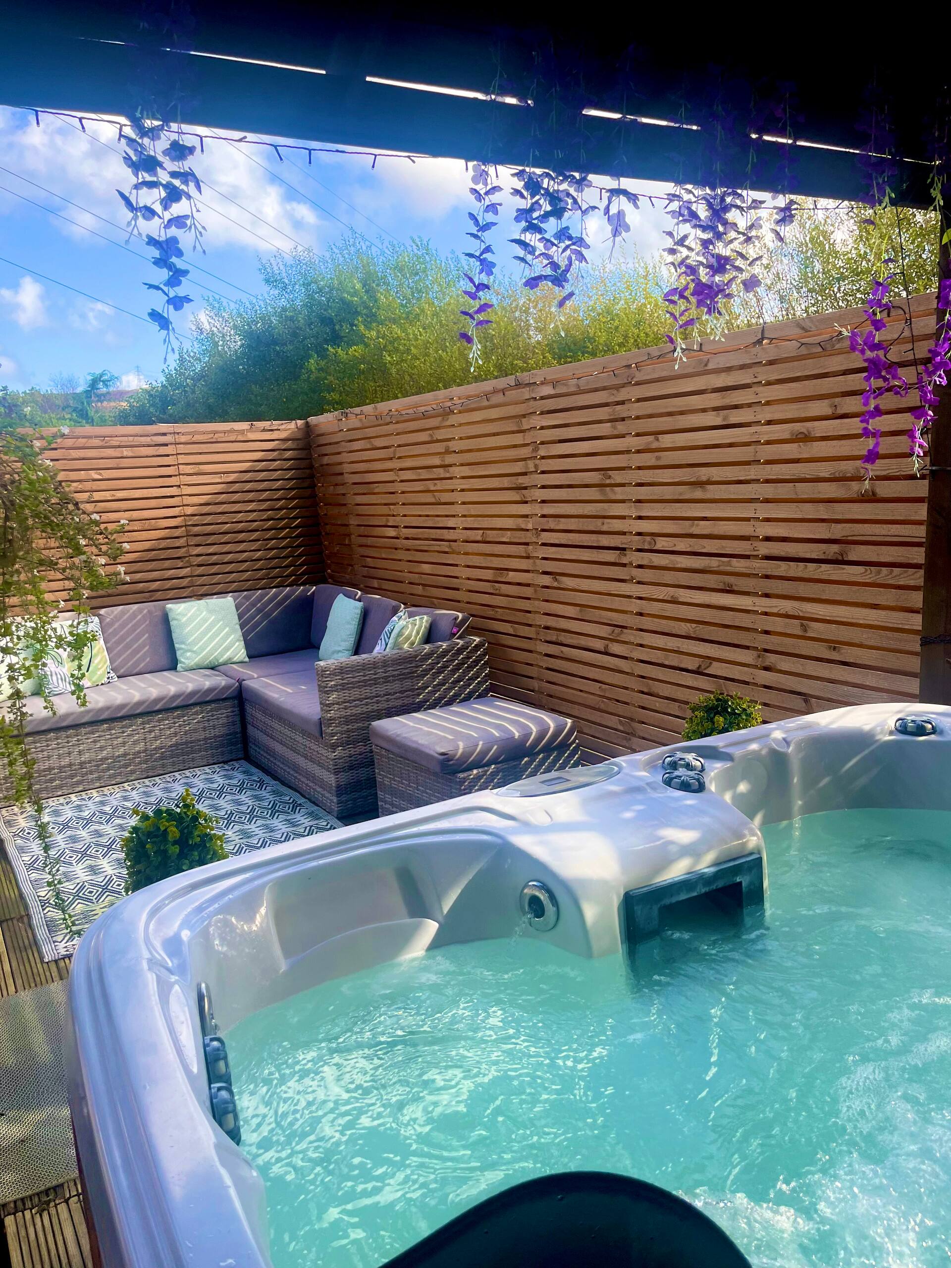 Greenacre Cabin with private hot tub