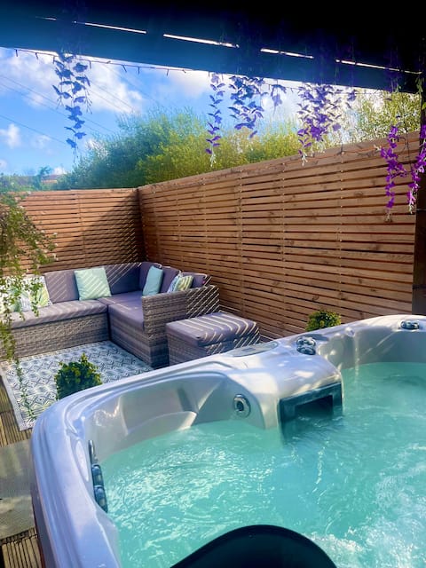 Greenacre Cabin with private hot tub