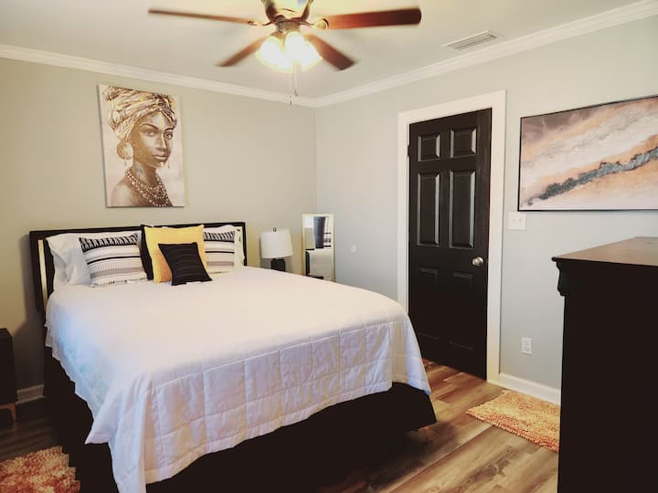 Bračni krevet (širine 150 – 179 cm) s velikim ormarom i malom privatnom kupaonicom.