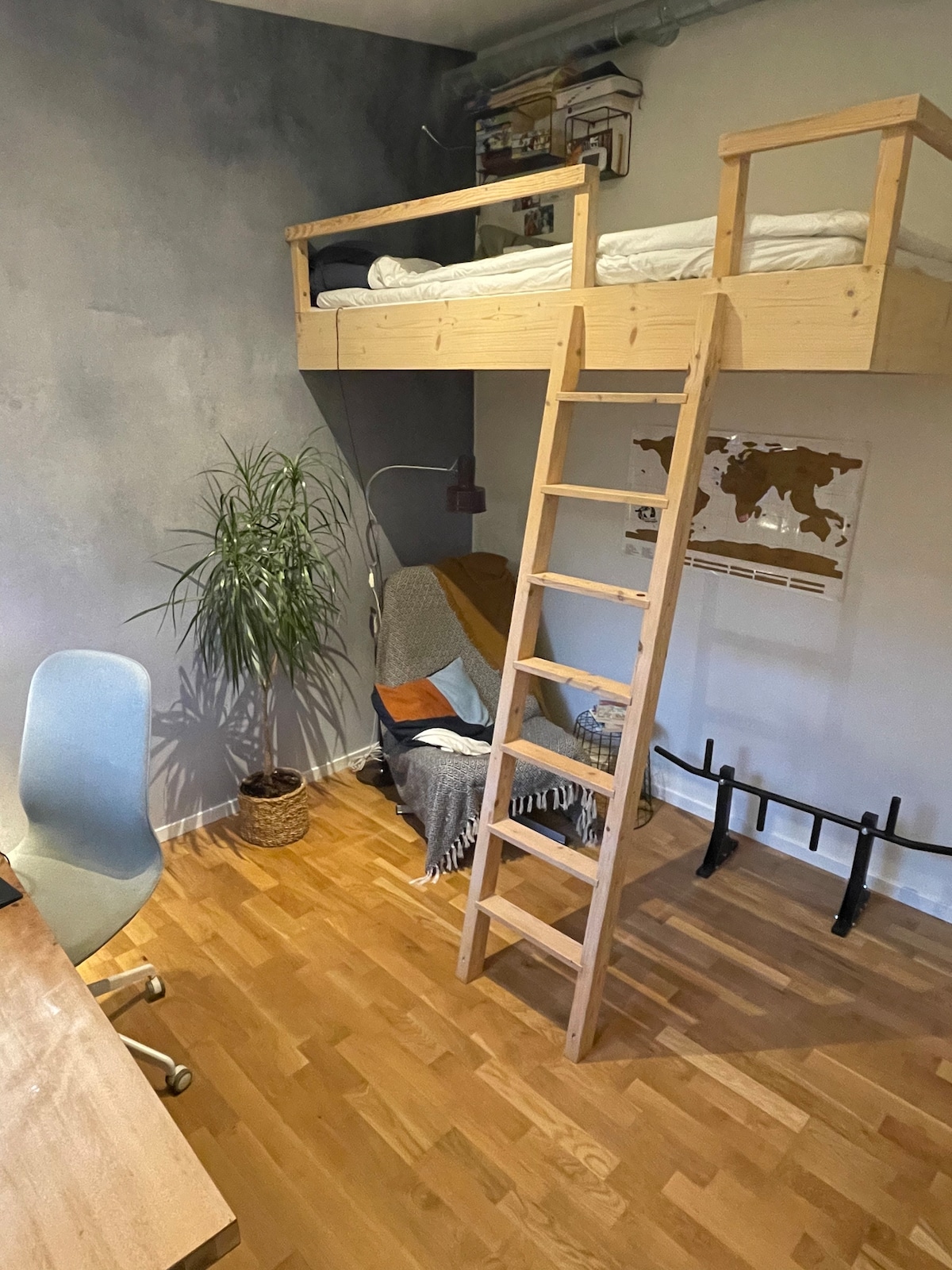 Prozračna spavaća soba s visokim stropovima i krevetom na kat 