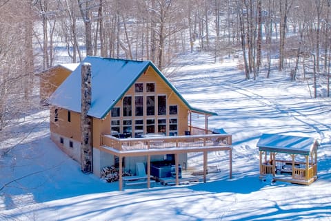 Mountain Cabin near Snowshoe w/ Hot Tub & Views