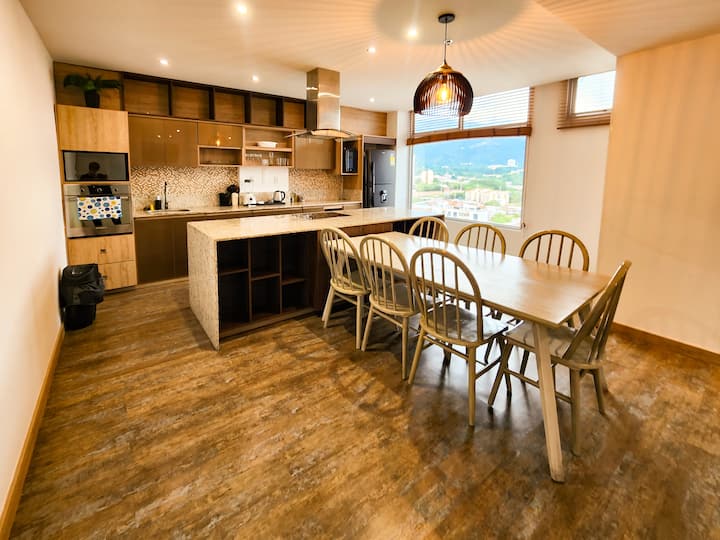 Penthouse 19th floor views|Jacuzzi| clinics and malls