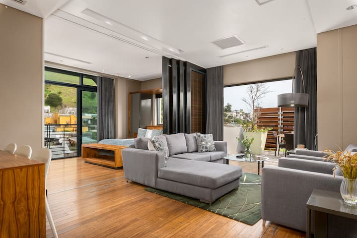 Spacious 3-Bedroom Apt in Bustling De Waterkant