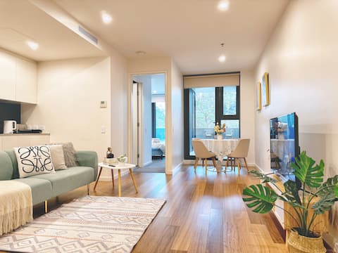 Successful Airbnb property: Hear of city Apt 2BR&2BA&2parking,ANU,Netflix,WIFI in Braddon