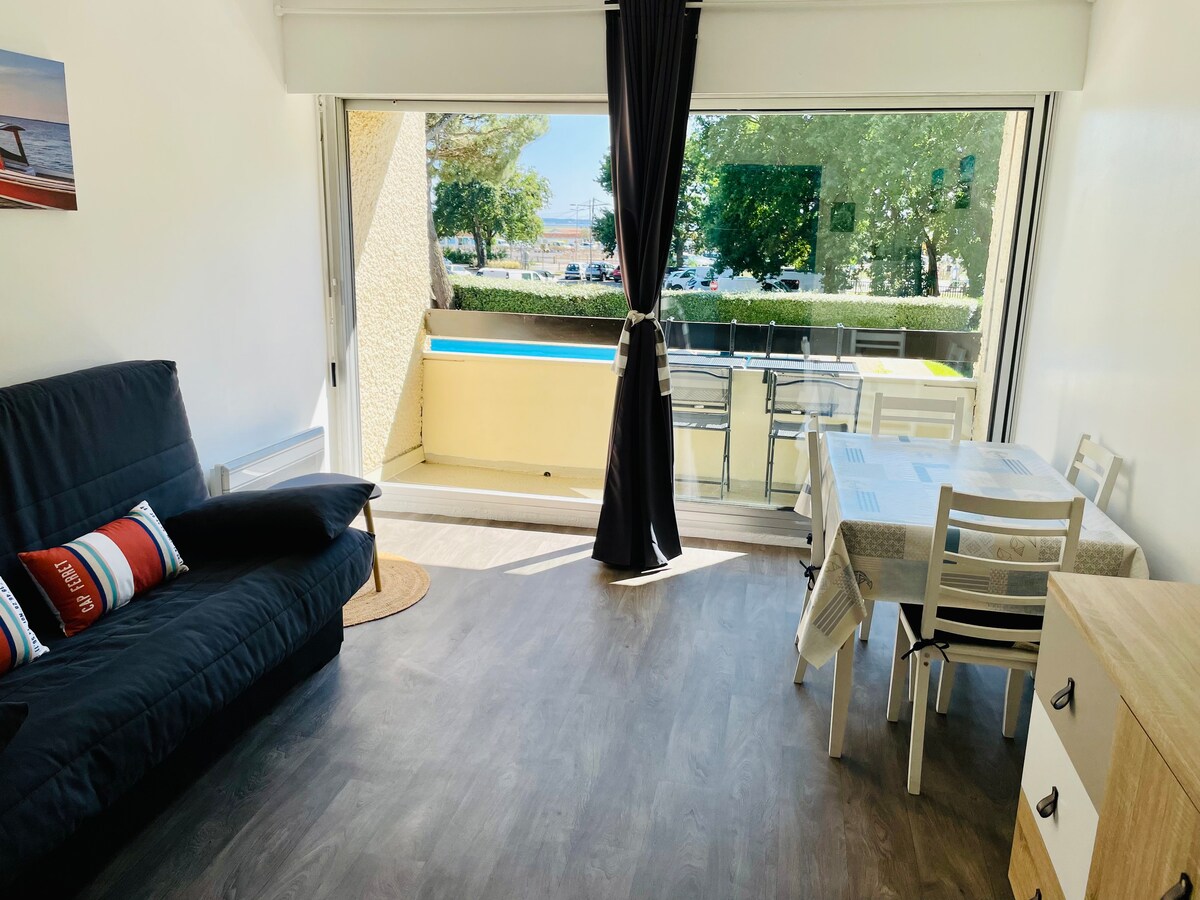 Sala de estar/comedor con sofá cama (para 2 personas). Le proporcionamos toda la ropa de cama. 