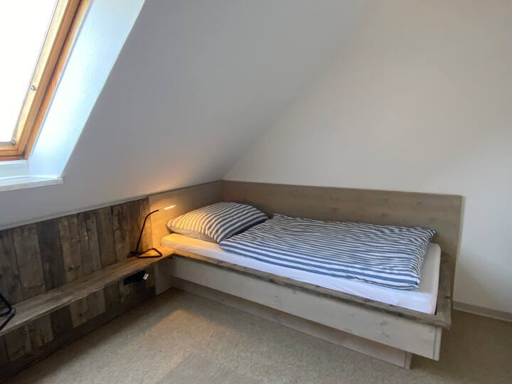 Schlafzimmer mit 2 Einzelbetten 90cm Fichte massiv 
Wohngesund Matratze Ökotex