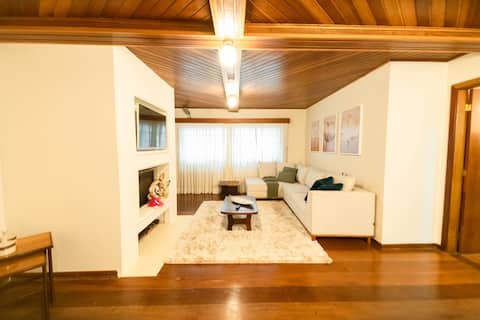 Top Airbnb: Cozy 196 m2 apartment near Capivari em Campos Do Jordão