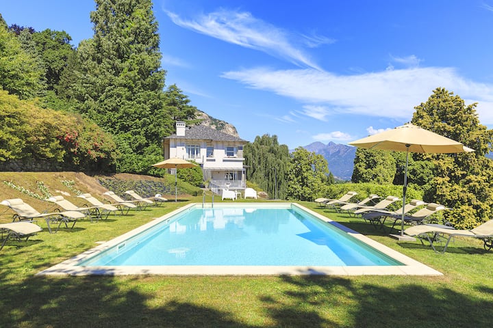 Villa Liside: A Charming Three-story Villa Situated On A Promontory Facing The Lake, With Free Wi-fi. - Baveno