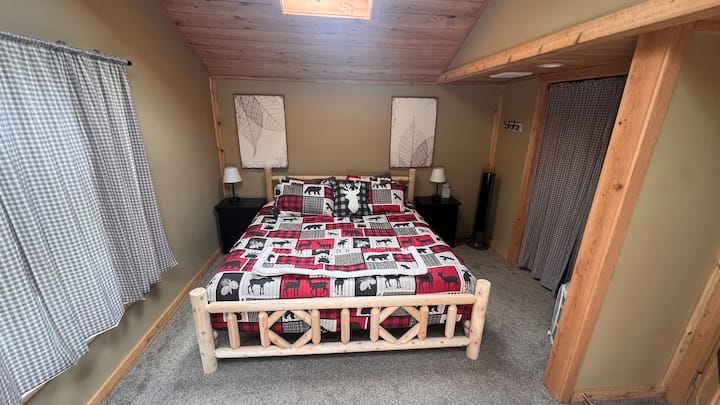 Master Bedroom (king) 