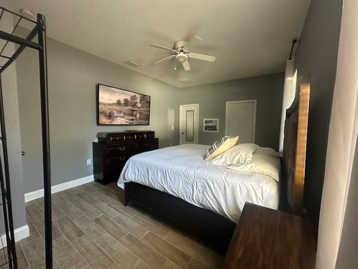 Просторно и удобно суперголямо двойно легло със средно твърд матрак 